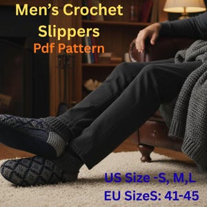 Puede incluir: Zapatillas de ganchillo en tonos grises y azul marino con un patrón de diamantes. El texto "Men's Crochet Slippers Pdf Pattern" se muestra en amarillo y naranja. Se enumeran las tallas estadounidenses S, M, L y las tallas europeas 41-45.