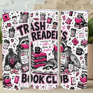 Op de afbeelding: Een witte tumbler met een zwart-roze ontwerp met wasberen, boeken, koffiekopjes en de tekst "TRASH READERS BOOK CLUB". Het ontwerp bevat de zinnen "running on coffee, chaos & chapters" en "Just one more chapter".