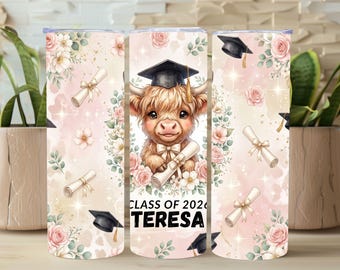 Diseño PNG de vaso térmico con vaca de las Tierras Altas para graduación, Clase de 2026, Diseño de sublimación, Lindo diseño de vaca para graduación, Vaso térmico personalizado para graduación PNG