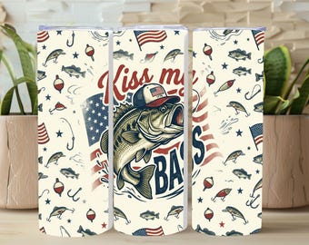 Diseño PNG para vaso Kiss My Bass, diseño de sublimación para vaso delgado de 20 oz con temática patriótica de pesca, descarga digital para el 4 de julio con la bandera de EE. UU. y un pescador de lubina.
