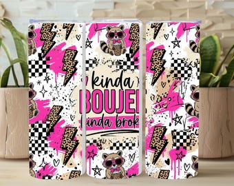 Diseño PNG de vaso Kinda Boujee Kinda Broke, divertido diseño de mapache por sublimación, diseño de leopardo moderno y coqueto de 20 oz