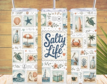 Diseño de vaso Salty Life PNG, collage de sellos costeros vintage, diseño de sublimación de vacaciones playeras preppy, diseño de océano veraniego de moda