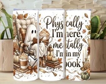 Físicamente estoy aquí, mentalmente estoy en mi libro. Diseño PNG para vaso térmico, diseño acogedor de fantasma otoñal por sublimación, diseño para lector de café otoñal, Halloween.