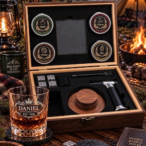 Peut inclure: Un coffret en bois contenant quatre boîtes de copeaux de bois étiquetées Apple, Cherry, Pecan et Oak, un chalumeau noir, une brosse de nettoyage et un couvercle de fumoir en bois. Un verre gravé DANIEL et EST. 1968, des glaçons en pierre et un carnet.
