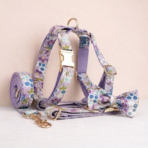 Set personalizzato con pettorina, collare e guinzaglio antistrappo per cani, colore lilla e motivo floreale - Secchiello personalizzabile con incisione.