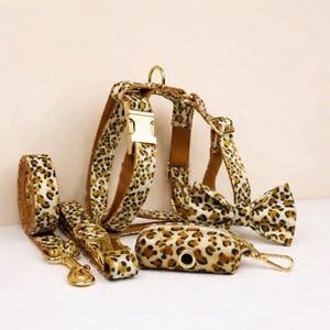 Conjunto personalizado de coleira, guia e peitoral anti-puxão para cães em veludo com estampa de leopardo - Balde gravável