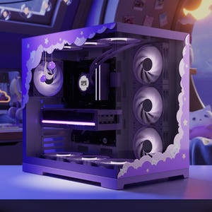 Puede incluir: Una carcasa de ordenador personalizada en morado y blanco, con un diseño de nubes y estrellas. Los componentes internos están iluminados con luces moradas. La carcasa tiene múltiples ventiladores y un panel lateral transparente.