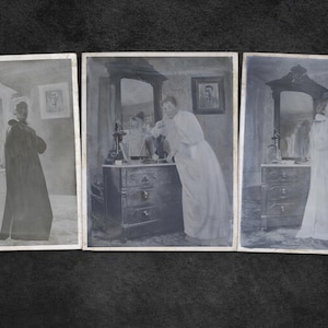 Puede incluir: Un conjunto de tres fotografías antiguas. Cada foto presenta a una persona en una habitación con una cómoda y un espejo. Las fotos son en blanco y negro, con una estética vintage. Los sujetos visten prendas largas.