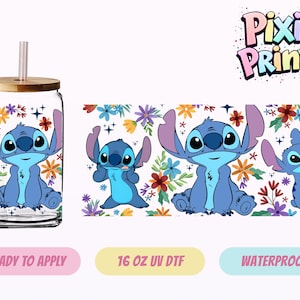 Pode incluir: Um copo de vidro transparente com tampa e canudo de bambu, apresentando um design de personagem de desenho animado azul e detalhes florais. A imagem também inclui um design correspondente e as palavras "Pixie Prints".