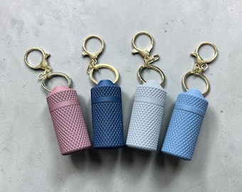 Pastillero portátil de viaje con llavero y contenedor de medicamentos