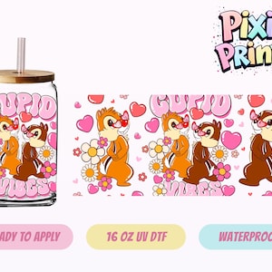 Puede incluir: Un vaso transparente con tapa de bambú y pajita rosa. El vaso presenta un diseño de dibujos animados con dos ardillas listadas, flores, corazones y las palabras "Cupid Vibes" en rosa. El diseño se repite sobre fondo blanco.
