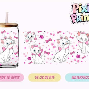 Puede incluir: Un vaso de vidrio transparente con tapa de bambú y pajita rosa, con una ilustración de gato blanco con lazo rosa. El diseño incluye huellas de patas rosas, lazos y flores. El texto "Pixie Prints" está en la esquina superior derecha.