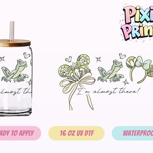 Puede incluir: Un vaso de vidrio transparente con tapa y pajita de bambú, con una ilustración de rana verde y el texto "I'm almost there!". El diseño incluye estrellas y elementos florales. La imagen también muestra un diseño y texto a juego.