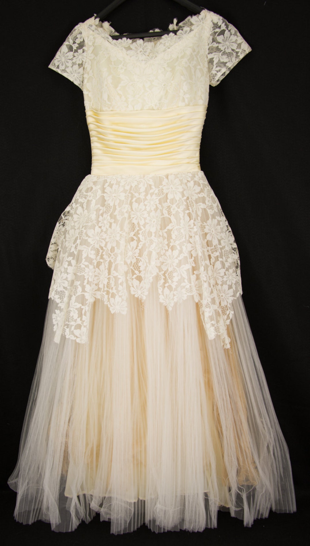 Vestido de novia de diseñador vintage de tul y encaje de la década - Main Image