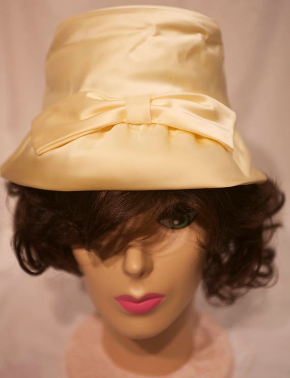 1960s Vintage Off White Tall Lampshade Bucket Style Hat With A Veil And Bow Vintage | Accessories | 96s Vintage Off White Tall Lampshade  main image 2