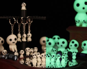 Mini Kodama de espíritus del bosque que brillan en la oscuridad – Hechos a mano con amor – Llaveros o figuritas pequeñas