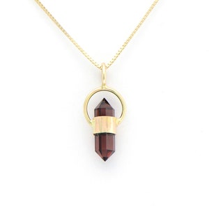 Granat Rot Charm Anhänger, ein Lucious Farbton in einer 14K Massivgold Handmade Setting