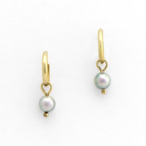 Pérolas! Doces pérolas japonesas naturais cinza macias em argolas Huggie em ouro amarelo sólido 14K feitas à mão simplesmente elegantes, usáveis e modernas