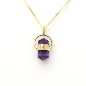 Amethyst Natürliche Itty Bitty spirituelle Kristall Anhänger umgeben in 14K Gelbgold solide handgemachte Engel Charme
