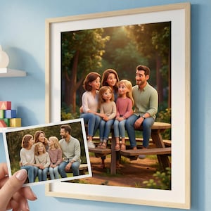 Puede incluir: Un retrato familiar enmarcado que muestra a una familia de cinco miembros sentada en una mesa de picnic de madera en un parque. La imagen se muestra en una pared de color claro, con una foto más pequeña de la misma familia sostenida en una mano.