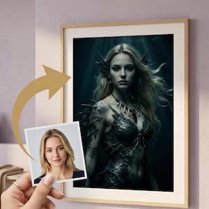 Könnte beinhalten: Ein gerahmter Kunstdruck mit einem Fantasy-Porträt einer Frau mit langen blonden Haaren und dunkler Rüstung. Ein kleineres Foto derselben Frau wird vor dem Druck gehalten. Das Kunstwerk hat eine dunkle, stimmungsvolle Ästhetik.