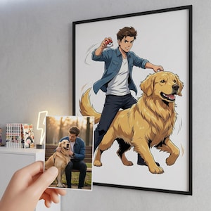 Può includere: Una stampa artistica incorniciata con un'illustrazione a cartoni animati di una persona che cavalca un golden retriever. La persona indossa una camicia di jeans blu e pantaloni scuri. Una foto più piccola della persona con il cane è tenuta davanti alla stampa. Lo sfondo è bianco.