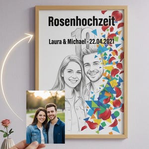 Könnte beinhalten: Ein gerahmter Druck mit dem Text "Rosenhochzeit 10 Laura & Michael - 22.04.2021" zeigt eine Schwarz-Weiß-Illustration eines Paares mit bunten Konfetti und einem kleineren Foto des Paares. Der Rahmen ist hellbraun.