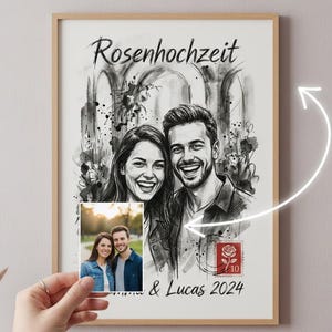Könnte beinhalten: Gerahmter Kunstdruck mit einem schwarz-weißen Porträt eines Paares. Der Druck enthält den Text "Rosenhochzeit" und "& Lucas 2024". Ein kleineres Foto des Paares wird vor dem Druck gehalten.
