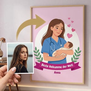 Könnte beinhalten: Gerahmte Illustration einer Krankenschwester, die ein Baby hält, mit dem Text "Beste Hebamme der Welt Anna" auf einem Banner. Die Illustration befindet sich auf einem rosa Hintergrund mit Herzen und grünen Blättern. Ein Foto wird vor der Illustration gehalten.