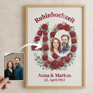 Può includere: Stampa incorniciata con il testo "Rubinhochzeit" e "40" formato da rose rosse. La stampa presenta ritratti di una coppia, con i nomi "Anna & Markus" e la data "22. April 1983" sotto. Una foto più piccola è tenuta davanti.