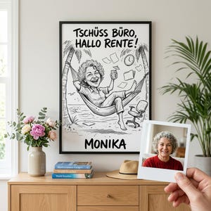 Può includere: Un poster incorniciato in bianco e nero con un'illustrazione a cartoni animati di una persona che si rilassa su un'amaca con il testo "Tschüss Büro, Hallo Rente!" e il nome "MONIKA" sotto, inclusi palme, un orologio e fogli.