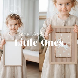 Könnte beinhalten: Ein Kind hält zwei Holzbilderrahmen. Einer ist leer, der andere zeigt eine Cartoon-Pferdeillustration. Die Rahmen sind mit "Frame Mockup Little Ones" und "DIN A RATIO DIGITAL MOCKUPS" beschriftet.
