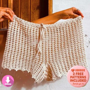 Puede incluir: Shorts de crochet color crema con cintura con cordón y bordes festoneados. Los pantalones cortos están sostenidos por las manos de una persona. Un círculo rosa con el texto "2 FREE PATTERNS INCLUDED" está en la esquina inferior derecha.