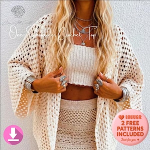Puede incluir: Conjunto de top, falda y cárdigan de crochet color crema. El cárdigan de tejido abierto tiene mangas largas. El top es de estilo bandeau. La falda es una minifalda. El texto "One Shoulder Crochet Top" está escrito en la imagen. La imagen también incluye un círculo rosa con el texto "2 FREE PATTERNS INCLUDED".