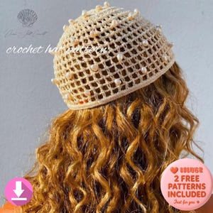 Puede incluir: Un sombrero de ganchillo color crema adornado con perlas. El sombrero presenta un diseño de red y lo lleva una persona con cabello rizado y castaño claro. El texto "crochet hat pattern" es visible.