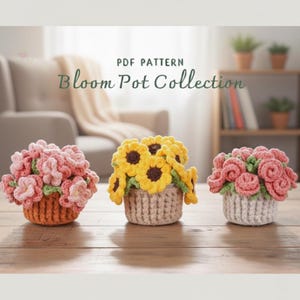 Puede incluir: Tres arreglos de macetas de flores de ganchillo. Uno presenta flores rosas en una maceta naranja, otro tiene girasoles amarillos en una maceta marrón y el último tiene rosas rosas en una maceta blanca. El texto "Bloom Pot Collection" es visible.