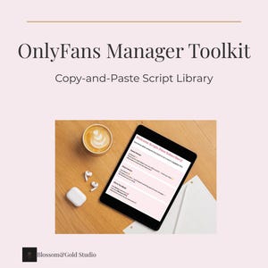 Könnte beinhalten: Ein digitales Marketing-Toolkit mit dem Text "OnlyFans Manager Toolkit" und "Copy-and-Paste Script Library". Das Bild zeigt ein Tablet mit Skripten, eine Kaffeetasse, kabellose Ohrhörer und ein Ladecase.