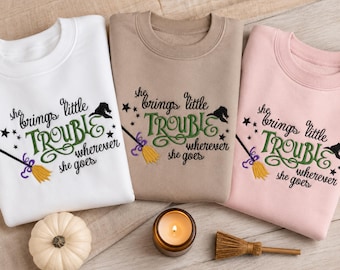 彼女はトラブルをもたらす 刺繍入りスウェットシャツ、魔女風ハロウィン