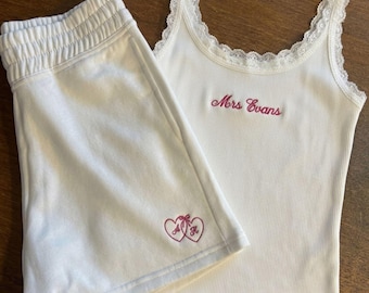Ensemble de pyjama de mariée personnalisé brodé Mme dentelle Cami initiales coeur short vêtements de nuit de lune de miel personnalisés mariée à être cadeau