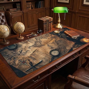 以下が含まれることがあります： 地図をテーマにしたデスクマットを中心とした、ヴィンテージスタイルのデスクセット。マットには、コンパスや航海要素を備えた詳細な世界地図が描かれています。デスクには、地球儀、本、グリーンのデスクランプ、革張りのノートも含まれています。