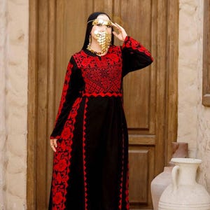 thobe saudi dress Al Aseel Desert Black Bisht Cloak Arab Dress Mens Robe Eid (balck) at Amazon Men's Clothing store It has a sleek hidden closure of buttons to provide the most smooth and polished appearance Kurvig Saudi White Thobe by