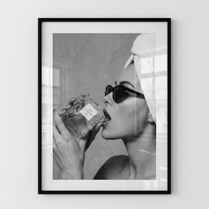 Modekvinna som dricker parfym svartvitt fotografi, djärv modern väggdekor, solglasögontryck