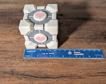 Cubo de compañía con peso impreso en 3D (inspirado en un portal)