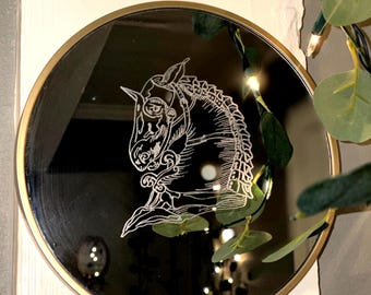 Espejo con pieza de ajedrez de caballo grabada a mano / Decoración de pared gótica negra iridiscente