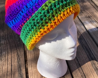 Berretto arcobaleno all'uncinetto