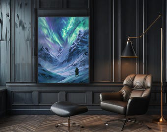 Könnte beinhalten: Ein gerahmter Wandkunstdruck, der eine verschneite Berglandschaft unter einem lebendigen Polarlicht mit grünen und violetten Lichtern zeigt. Eine kleine, dunkle, vermummte Gestalt steht im Vordergrund des eisigen Tals vor schroffen Gipfeln.