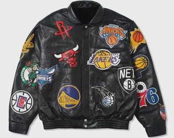 Chaqueta universitaria de cuero negra con logotipos de todos los equipos de la NBA y diseño de letras bomber