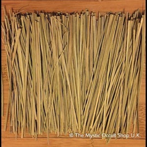 Può includere: Primo piano di un fascio di fili d'erba secchi, marrone chiaro, probabilmente per l'artigianato o la decorazione. I fili sono fittamente impacchettati e disposti su una superficie di legno. © The Mystic Occult Shop U.K. è stampato in basso.