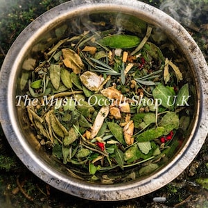Può includere: Una ciotola in acciaio inossidabile piena di un mix di erbe e foglie secche, con alcune bacche rosse. Il testo "The Mystic Occult Shop U.K" è visibile sulla ciotola. Il vapore sale dalla ciotola.