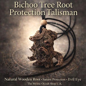 Può includere: Un talismano di radice di legno naturale con il testo "Bichoo Tree Root Protection Talisman". Il ciondolo è marrone e sospeso a un cordino nero. Il testo aggiuntivo include "Natural Wooden Root • Saturn Protection • Evil Eye".